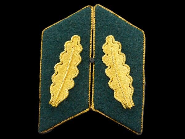 Paar Kragenspiegel Wintermantel General Volkspolizei handgestickt